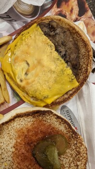 Consumer Review - Food Safety Burger King, Terminal 1 (New) - Departure, Hurghada 1, Egypt Mein Partner aß kurz vor dem Abflug zwe... photo #2