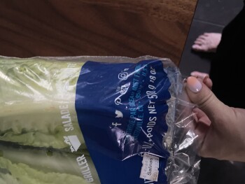 Verbraucherbewertung – Lebensmittelsicherheit Salade, IGA Régnier Chicoutimi-Nord, 625 Boulevard Sainte-Geneviève, Chicoutimi, QC, Canada Soupçon... Foto #2