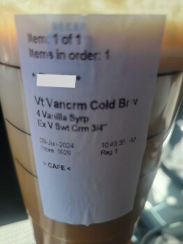 Reseña del consumidor - Seguridad alimentaria Starbucks, Coach Lane, Cameron Park, CA, USA At around 11:15 Ordered Large Cold Brew drink, asked to... foto #3