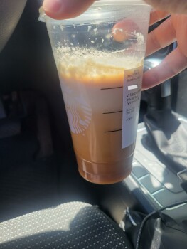 Reseña del consumidor - Seguridad alimentaria Starbucks, Coach Lane, Cameron Park, CA, USA At around 11:15 Ordered Large Cold Brew drink, asked to... foto #4