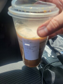 Reseña del consumidor - Seguridad alimentaria Starbucks, Coach Lane, Cameron Park, CA, USA At around 11:15 Ordered Large Cold Brew drink, asked to... foto #5