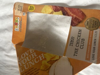 Reseña del consumidor - Seguridad alimentaria Tesco Express, Hammersmith Road, London W14 8UZ, UK Bought a chicken club and pork pies meal deal, 5... foto #3