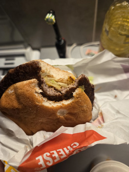 Verbraucherbewertung – Lebensmittelsicherheit McDonald's, cantegals, Colombiers, France  En ce moment même Hamburger mac Donald’s Y'a til d'autres... Foto #1