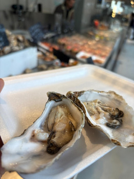 Reseña del consumidor - Seguridad alimentaria Mercado do Bolhão, Rua Formosa, Oporto, Portugal Mi amigo comió 7 Ostras en el primer puesto empezan... foto #3