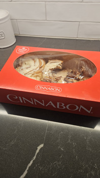 مراجعة المستهلك - سلامة الغذاء Cinnabon, Hawthorne Boulevard, Torrance, CA, USA I bought a six pack of cinnamon rolls on Tuesday, A... صورة فوتوغرافية #1