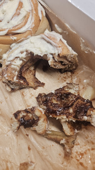 مراجعة المستهلك - سلامة الغذاء Cinnabon, Hawthorne Boulevard, Torrance, CA, USA I bought a six pack of cinnamon rolls on Tuesday, A... صورة فوتوغرافية #2