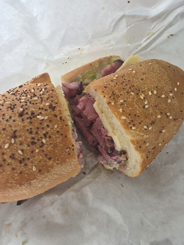 مراجعة المستهلك - سلامة الغذاء Wegmans, James Street, East Syracuse, NY, USA My partner and I shared a roast beef sub with extra ro... صورة فوتوغرافية #1