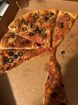 Avis du consommateur - Sécurité alimentaire Pizza Hut, Fresno, CA, USA We ordered a pizza two days in a row the first night. It was fine the sec... photo #2