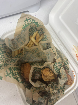 Avis du consommateur - Sécurité alimentaire Wingstop, Dillingham Boulevard, Honolulu, HI, USA Me and my husband ordered some wings around lunch... photo #2