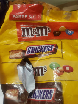 消费者评论 - 食品安全 Walmart Supercenter, Steelyard Drive, Cleveland, OH, USA We ate party size candy from Steele yard Wa... 照片 #2