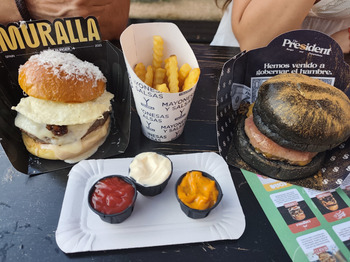 Reseña del consumidor - Seguridad alimentaria The Champions Burger - Valencia, Plaça de l'Horticultor Corset, València, Spain Viernes y domingo th... foto #2
