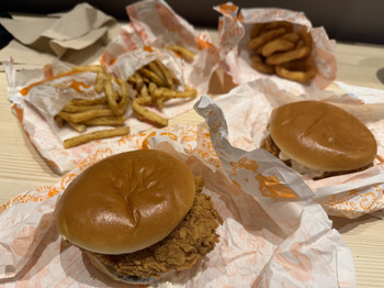 Reseña del consumidor - Seguridad alimentaria Uber Eats, Popeyes, Madrid, Madrid, Spain El sábado por la madrugada pedí un menú de 2 hamburguesas,... foto #2