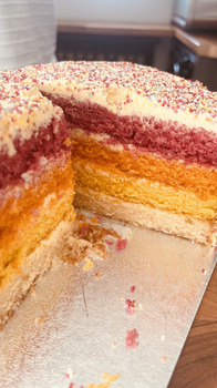 Verbraucherbewertung – Lebensmittelsicherheit Asda Broadstairs Superstore, Westwood Road, Broadstairs, UK It’s the multi layer cake with coloured... Foto #2