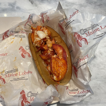 Avaliação do consumidor - Segurança alimentar Cousins Main Lobster, Waterford Township, MI, USA I consumed a warm lobster roll from Cousins Main L... foto #2