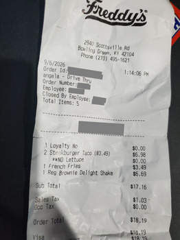 Verbraucherbewertung – Lebensmittelsicherheit Freddy' , 2940 Scottsville Rd, Bowling Green, KY 42103 Today Lettuce on Taco Burgers from Freddy's I... Foto #3