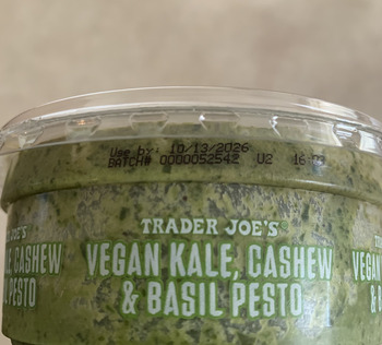 Avis du consommateur - Sécurité alimentaire Trader Joe's, Townsfair Way, Columbus, OH, USA I bought a container of the vegan pesto and opened it... photo #2