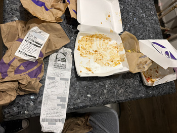 Reseña del consumidor - Seguridad alimentaria Taco Bell, Washington Street East, Charleston, WV, USA Got 2 Mexican pizzas, a crunch wrap supreme,... foto #2