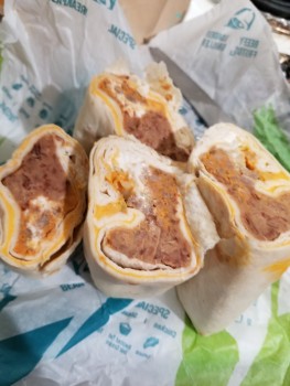 مراجعة المستهلك - سلامة الغذاء Taco Bell, North 1st Street, Hermiston, Oregon, USA Me and my girlfriend ordered 4 5 layer burritos... صورة فوتوغرافية #3