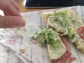 Bericht über die Lebensmittelsicherheit der Verbraucher Jimmy John's, East Long Street, Columbus, OH, USA discovered plastic in my sandwich. not sure how mu... Foto #2