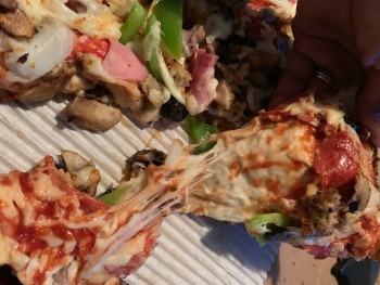 消费者评论 - 食品安全 Domino's Pizza, Rock Quarry Road, Raleigh, NC, USA I ordered pizza around midnight. I had a medium p... 照片 #2