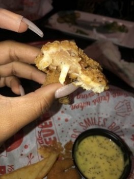 Rapport de sécurité alimentaire du consommateur Red Robin, USA I went  last night and they fucking gave me RAW chicken. The manager gon ask do I wan... photo #2