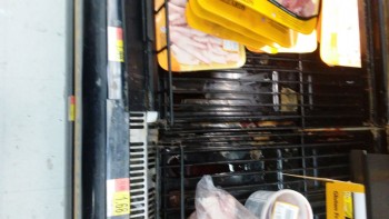 Informe de seguridad alimentaria del consumidor Walmart Supercenter, Lapalco Boulevard, Marrero, LA, USA The meat department is completely hazardous... foto #171