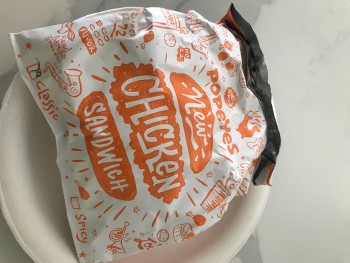Reseña del consumidor - Seguridad alimentaria Popeyes Louisiana Kitchen, Norwalk Boulevard, Hawaiian Gardens, CA, USA My daughter and I ate the ch... foto #2