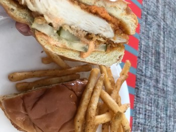 Reseña del consumidor - Seguridad alimentaria Popeyes Louisiana Kitchen, Norwalk Boulevard, Hawaiian Gardens, CA, USA My daughter and I ate the ch... foto #3