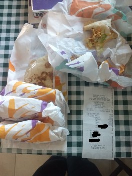 Verbraucherbewertung – Lebensmittelsicherheit Taco Bell, 25th St, Columbus, Indiana, USA The only thing different was she had this and no one else... Foto #2