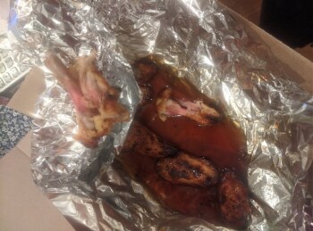 Informe de seguridad alimentaria del consumidor Domino's, Canada ordered wings, they were still pink and undercooked. Sent them back and got new one... foto #2