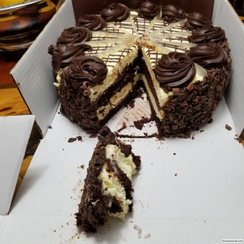 Reseña del consumidor - Seguridad alimentaria The Cheesecake Factory, Polaris Parkway, Columbus, OH, USA My husband and I ate there earlier this m... foto #4