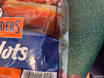 Reseña del consumidor - Seguridad alimentaria Schneiders Red Hots, Food Basics, Muskoka District Road 118 West, Bracebridge, ON, Canada Possibly s... foto #2