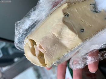 Avis du consommateur - Sécurité alimentaire Trader Joe's, Bay Street, San Francisco, CA, USA Purchased Cambozola cheese packages on the  3/ 4/20... photo #1