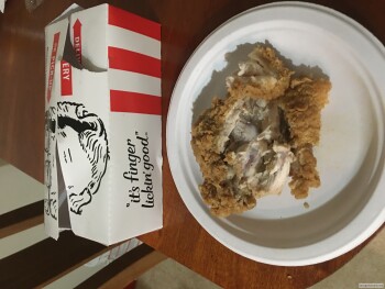 Avis du consommateur - Sécurité alimentaire KFC, East 1st Street, Port Angeles, WA, USA My girlfriend and I ordered two nights ago and she is no... photo #2