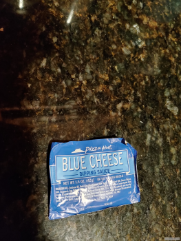 مراجعة المستهلك - سلامة الغذاء Pizza Hut, Highway 99, Edmonds, WA, USA I decided to try bleu cheese dipping sauce with bread sticks... صورة فوتوغرافية #2