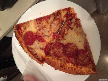 Verbraucherbewertung – Lebensmittelsicherheit Megabite Granville St., Granville Street, Vancouver, BC, Canada Pizza from here We got a pepperoni p... Foto #2