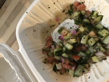 Verbraucherbewertung – Lebensmittelsicherheit Mr. Greek Donair Store, Commercial Drive, Vancouver, BC, Canada A salad I got a spinach pie and the... Foto #2