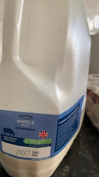 消费者评论 - 食品安全 Sainsburys., Slough, UK I bought two bottles of milk from there with an expiry date of 23rd October... 照片 #1