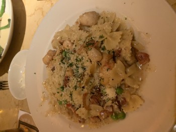 Verbraucherbewertung – Lebensmittelsicherheit The Cheesecake Factory, Backus Avenue, Danbury, CT, USA My my and I both got sick after eating there... Foto #2