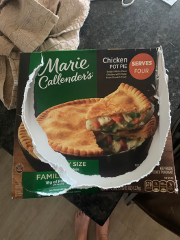 Reseña del consumidor - Seguridad alimentaria H-E-B, 12407 North Mopac Expressway, Austin, TX, USA Got the family size chicken pot pie from there... foto #2