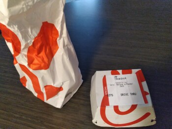 消费者评论 - 食品安全 Chick-fil-A, Westheimer Road, Houston, TX, USA I ate two spicy chicken sandwiche deluxe and I've bee... 照片 #2