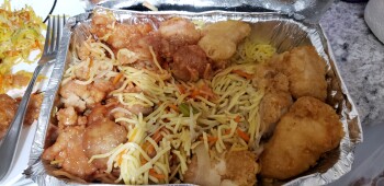 Reseña del consumidor - Seguridad alimentaria Quality Foods Driftwood Mall, Courtenay, Cliffe Avenue, Courtenay, BC, Canada Chow mein sweet and so... foto #3