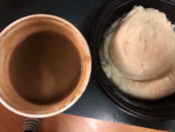 消费者评论 - 食品安全 KFC, State Road, Cuyahoga Falls, OH, USA Ur food  5 people and a baby, started feeling sick by throw... 照片 #4