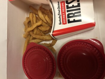 消费者评论 - 食品安全 KFC, State Road, Cuyahoga Falls, OH, USA Ur food  5 people and a baby, started feeling sick by throw... 照片 #7