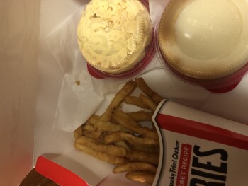 消费者评论 - 食品安全 KFC, State Road, Cuyahoga Falls, OH, USA Ur food  5 people and a baby, started feeling sick by throw... 照片 #8