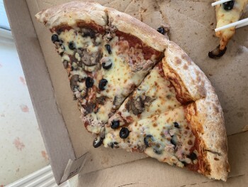 Verbraucherbewertung – Lebensmittelsicherheit Papa John's Pizza, Gossops Parade, Crawley, UK My husband and I ordered two xlarge create your own p... Foto #2