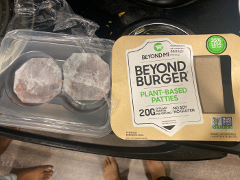 Verbraucherbewertung – Lebensmittelsicherheit Walmart Supercenter, California 111, La Quinta, CA, USA I got the two beyond burger patties and cook... Foto #2