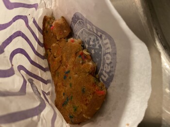 Avaliação do consumidor - Segurança alimentar Insomnia Cookies, Dog Lane, Storrs, CT, USA Not sure, undercooked cookie possibly?  One person got s... foto #2