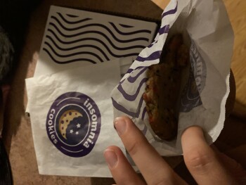 Avaliação do consumidor - Segurança alimentar Insomnia Cookies, Dog Lane, Storrs, CT, USA Not sure, undercooked cookie possibly?  One person got s... foto #3