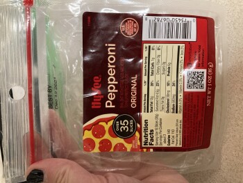 Reseña del consumidor - Seguridad alimentaria Pepperoni, Hy-Vee, South Louise Avenue, Sioux Falls, SD, USA Ate a package of store brand pepperoni,... foto #2
